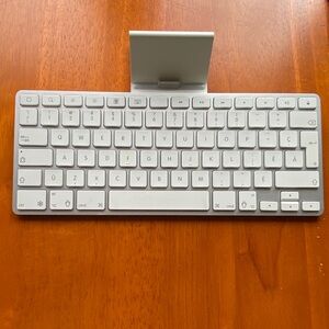Apple Keyboard Dock A1359 for ipad 1st, 2nd, 3rd gen iPhone